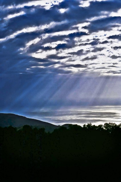 Serious god's-rays (#4, vertical)... Big Sur, California