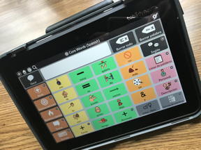 A 6 by 5 Spanish speech generating device grid is displayed.